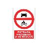 SEÑAL POLIESTIRENO 210X148MM PROHIBIDO ENTRADA A VEHÍCULOS. EL DISEÑO DE LA SEÑAL PUEDE VARIAR, PERO EN NINGÚN CASO
