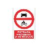 SEÑAL POLIESTIRENO 210X148MM PROHIBIDO ENTRADA A VEHÍCULOS. EL DISEÑO DE LA SEÑAL PUEDE VARIAR, PERO EN NINGÚN CASO